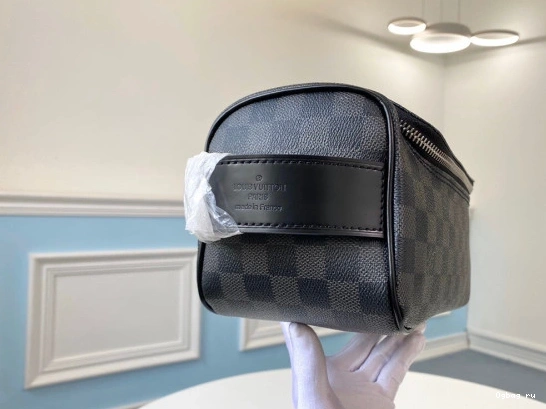 POUCH TOILETRY LOUIS VUITTON 0723